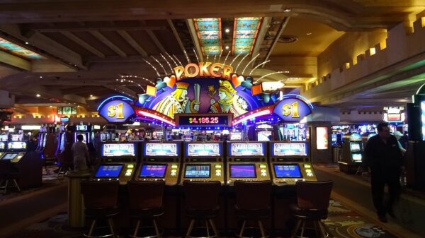 slot machines all'interno di un casino